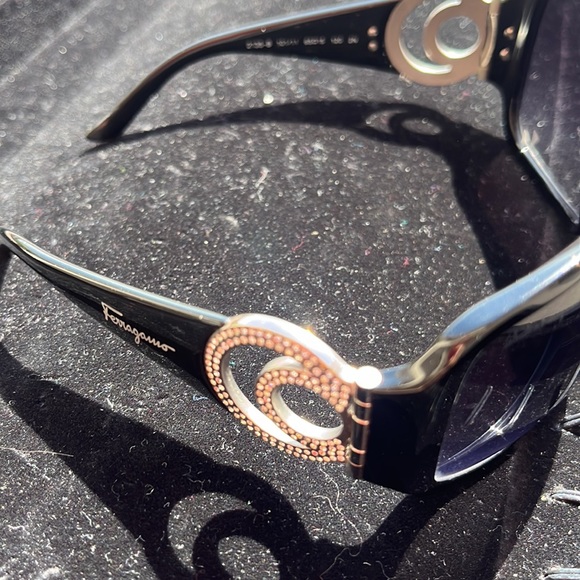 Salvatore Ferragamo sunglasses with rhinestone temple - Picture 3 of 7